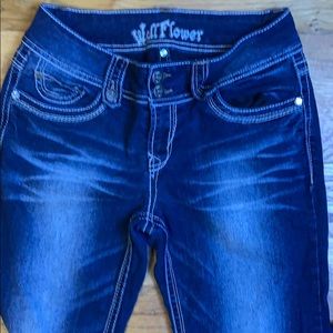 WALLFLOWER DISTRESSED CROP CAPRIS BLUE JEANS